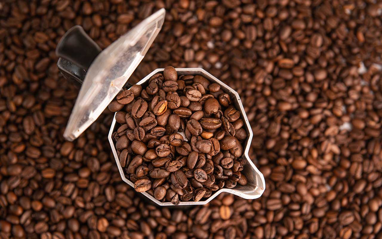 یک موکوپات با انبوهی از دانه های قهوه