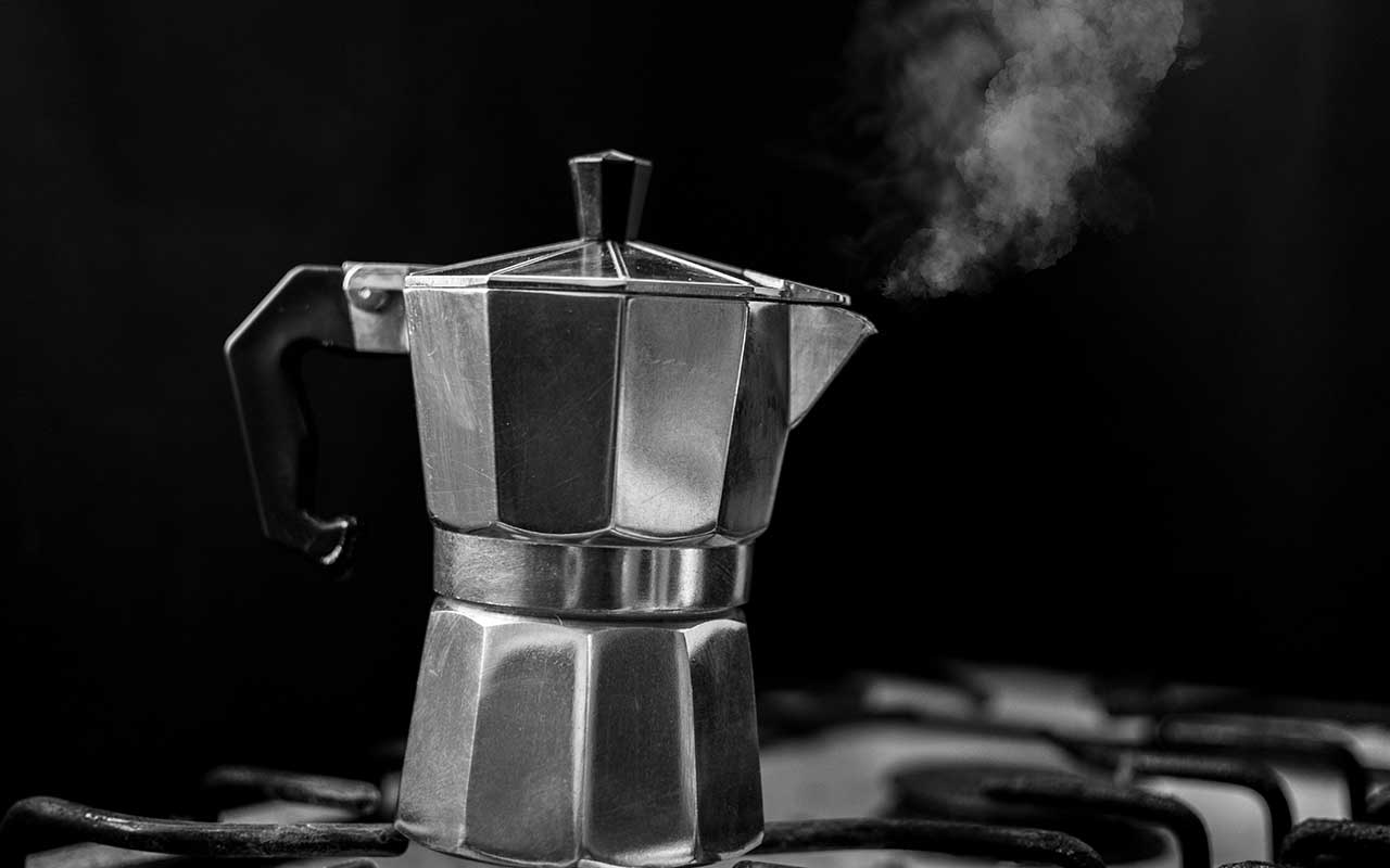 موکوپات در حال جوشیدن قهوه