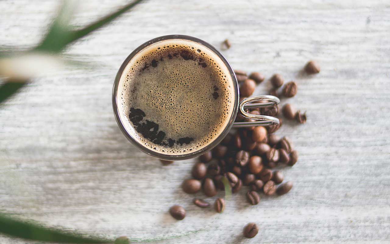 کاپ پر از قهوه ترک با دانه های قهوه