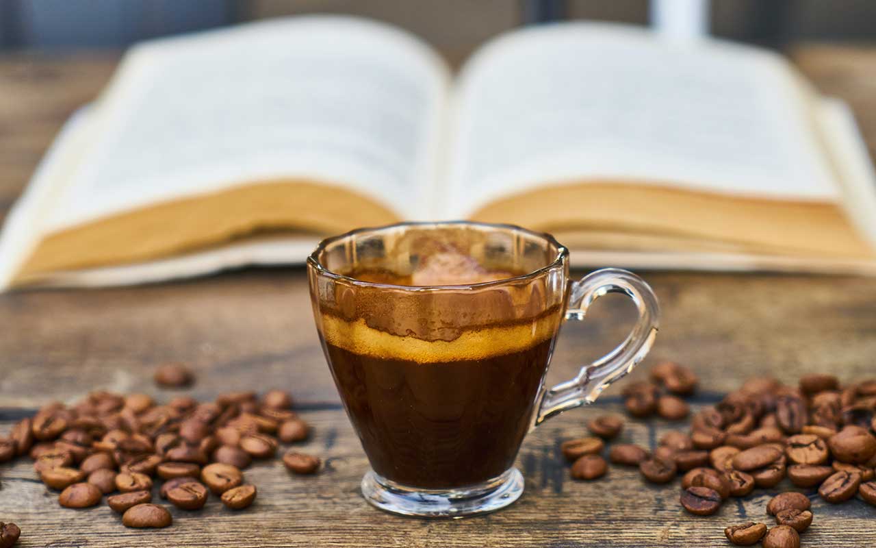 یک شات اسپرسو با کتاب 