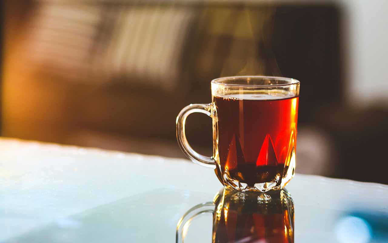 یک لیوان چای با کافئین