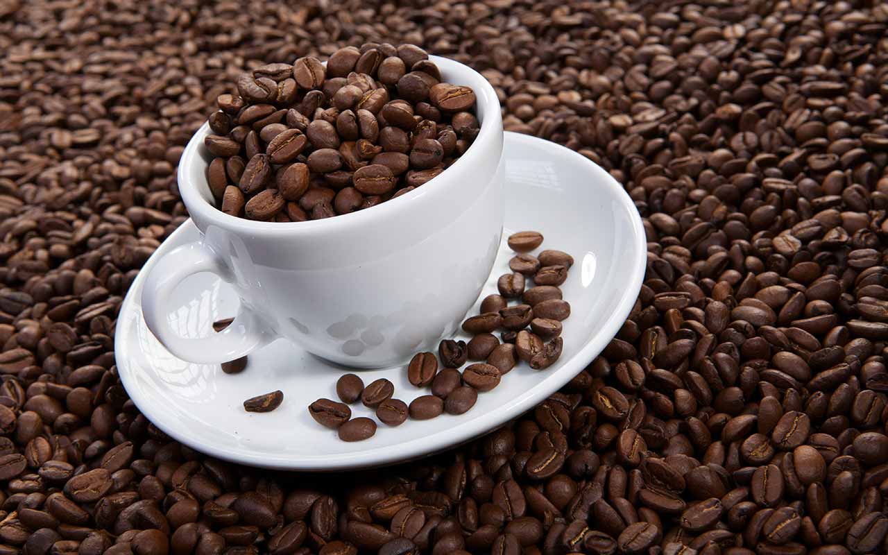 دانه های قهوه در لیوان