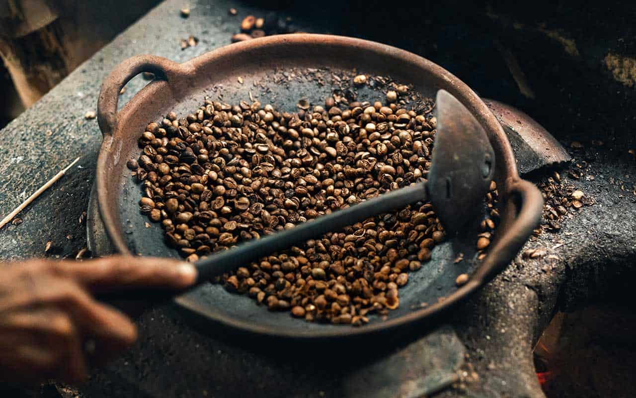 رست قهوه در ماهیتابه